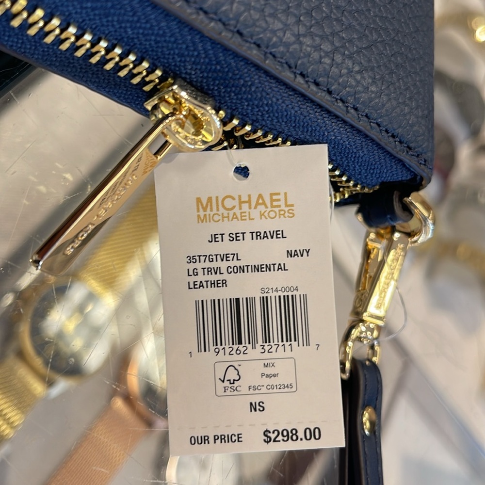 MICHAEL KORS LARGE TRAVEL CONTINENTAL WRISTLET WALLET NAVY BLUE COLOR
NWT - Picture 10 of 16